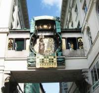Знаменитые часы на площади Hohen Markt (Фото: В. Рогоза, архив автора)