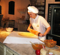 Сначала тесто раскатывают на куске ткани (Фото: В.Рогоза, shkolazhizni.ru)