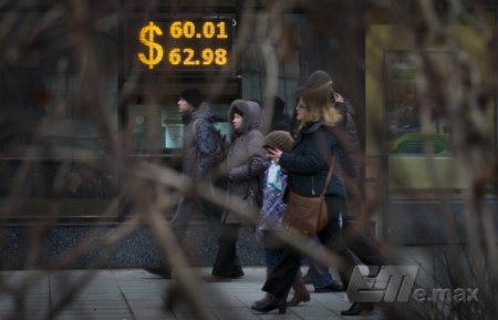 ЦБ: впервые за два года россияне стали больше продавать валюты банкам, чем покупать
