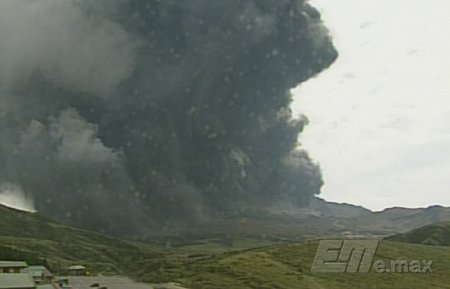 Столб пепла от вулкана Асо в Японии поднялся на высоту 2 км