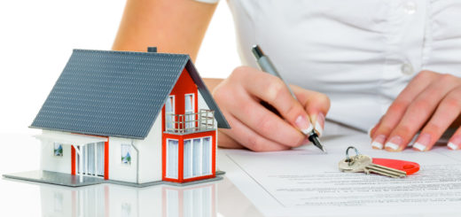 Eine Frau unterschreibt einen Kaufvertrag für ein Haus bei einem Immobilienmakler.